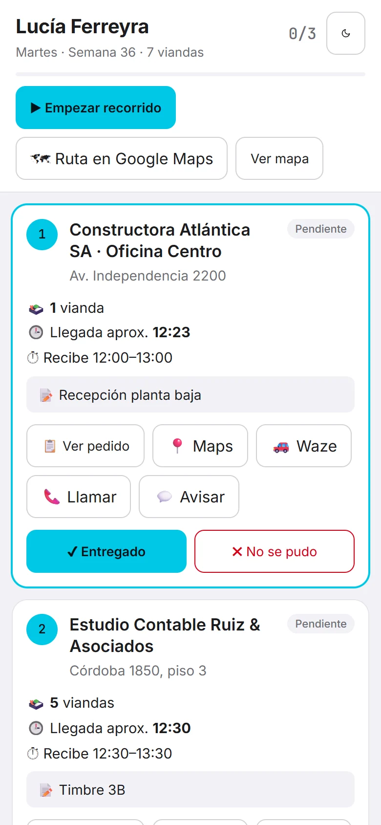 Vista del repartidor en el celular con las paradas en orden, hora de llegada y botones para Maps, Waze y marcar entregado
